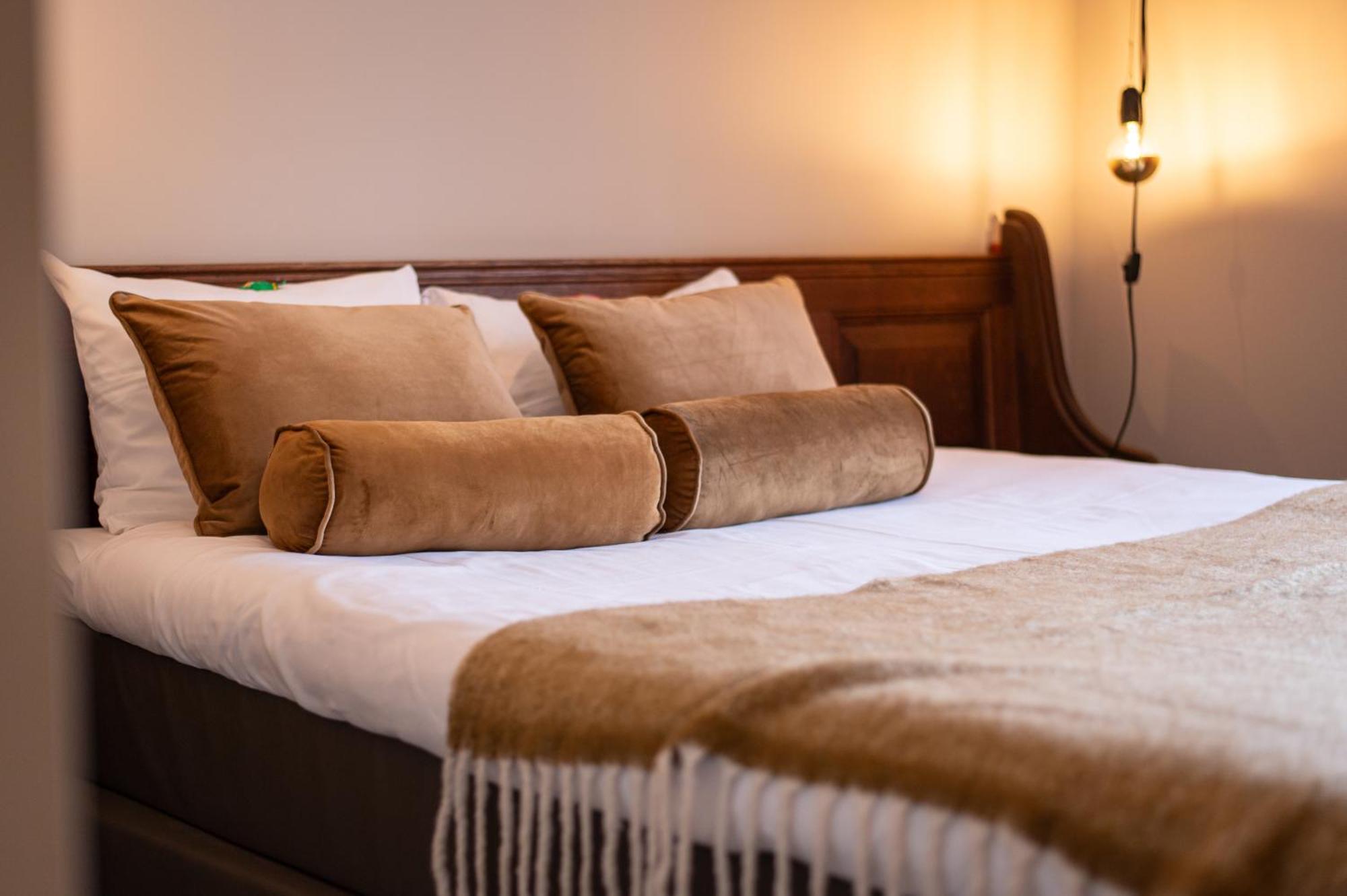 Romantic Double Room,1569253196:JPEG